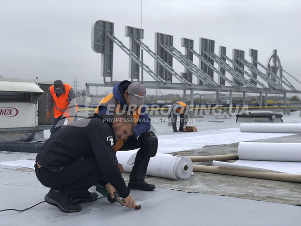 Installation of membrane roofing Epicenter K 