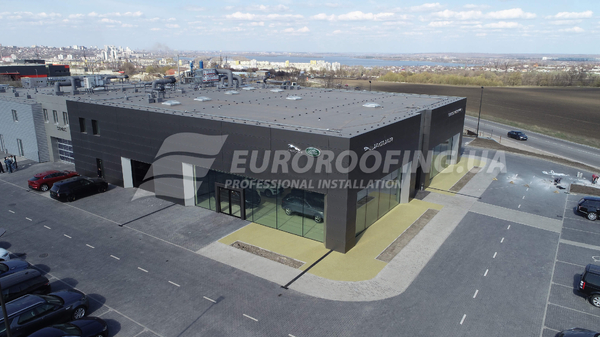 Устройство совмещенной плоской крыши  Jaguar Land Rover