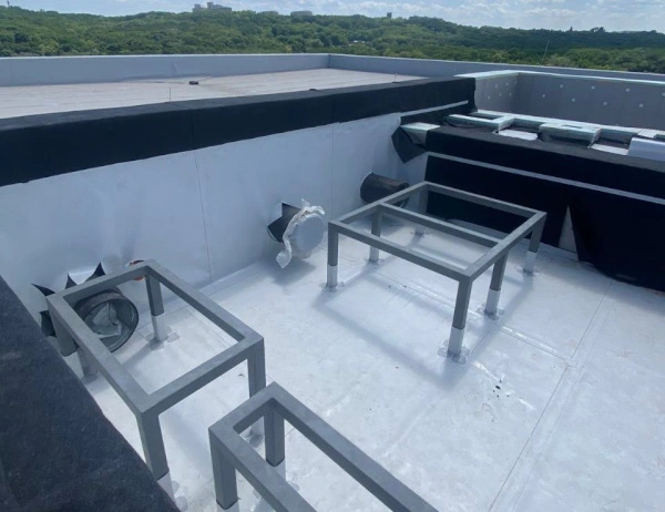 Flat roof installation